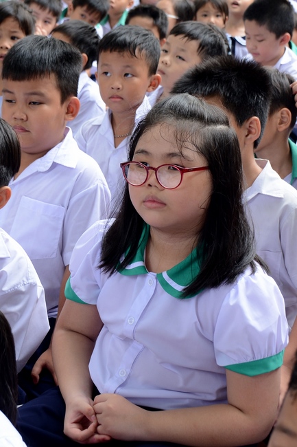 Giving gift portions to pupils on the occasion of Mid-Autumn Festiva