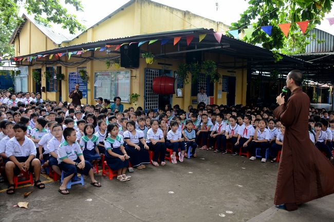 Giving gift portions to pupils on the occasion of Mid-Autumn Festiva