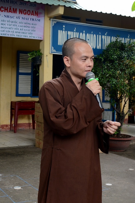 Giving gift portions to pupils on the occasion of Mid-Autumn Festiva