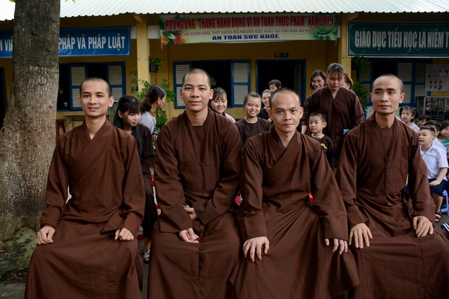 Giving gift portions to pupils on the occasion of Mid-Autumn Festiva