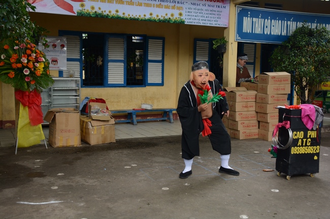 Giving gift portions to pupils on the occasion of Mid-Autumn Festiva