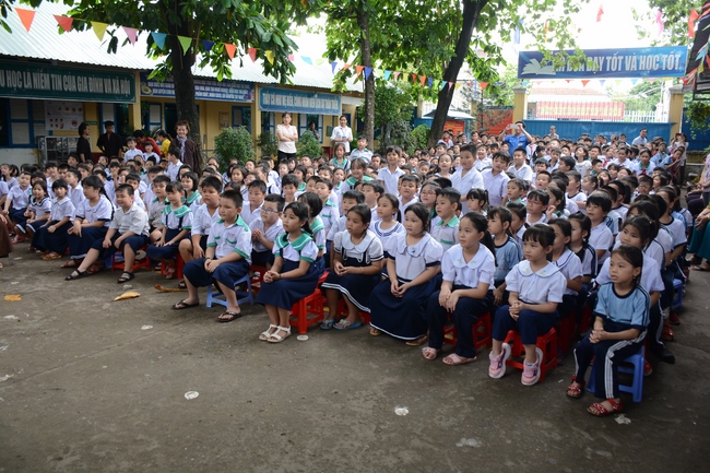 Giving gift portions to pupils on the occasion of Mid-Autumn Festiva