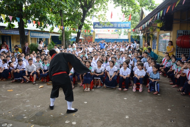 Giving gift portions to pupils on the occasion of Mid-Autumn Festiva