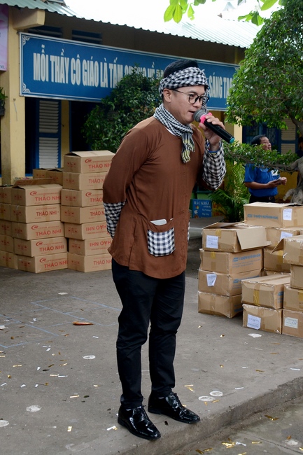 Giving gift portions to pupils on the occasion of Mid-Autumn Festiva