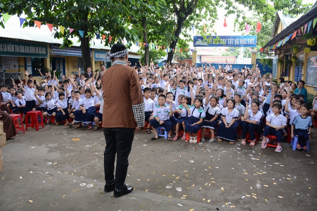 Giving gift portions to pupils on the occasion of Mid-Autumn Festiva