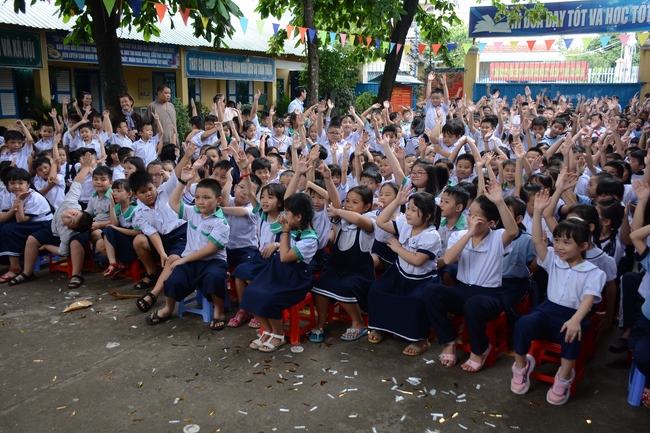 Giving gift portions to pupils on the occasion of Mid-Autumn Festiva