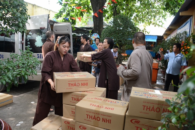 Giving gift portions to pupils on the occasion of Mid-Autumn Festiva