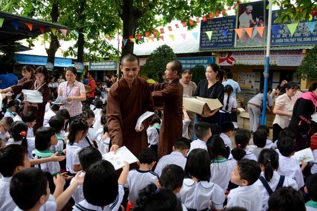 Giving gift portions to pupils on the occasion of Mid-Autumn Festiva