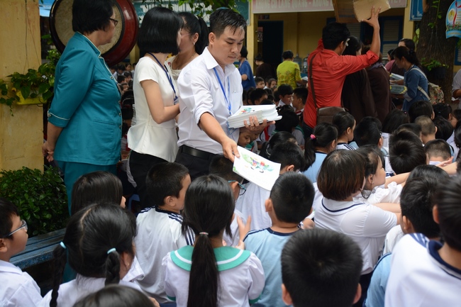 Giving gift portions to pupils on the occasion of Mid-Autumn Festiva