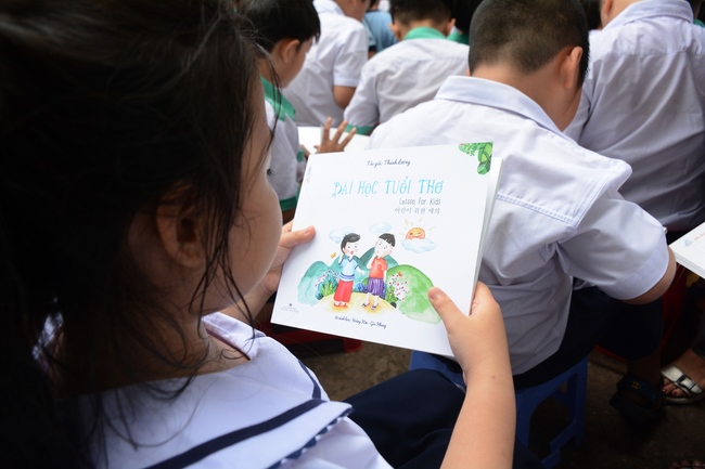 Giving gift portions to pupils on the occasion of Mid-Autumn Festiva