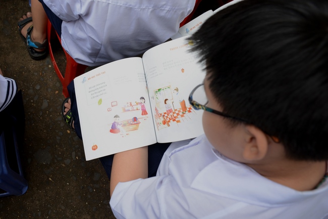 Giving gift portions to pupils on the occasion of Mid-Autumn Festiva