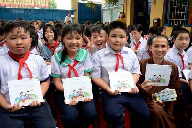 Giving gift portions to pupils on the occasion of Mid-Autumn Festiva