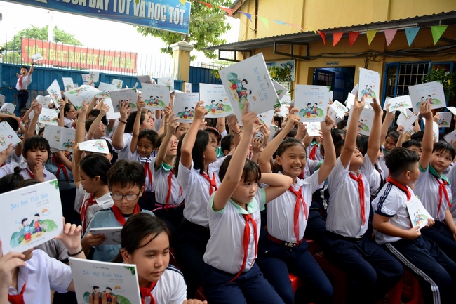 Giving gift portions to pupils on the occasion of Mid-Autumn Festiva