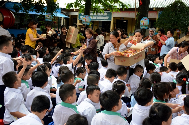 Giving gift portions to pupils on the occasion of Mid-Autumn Festiva