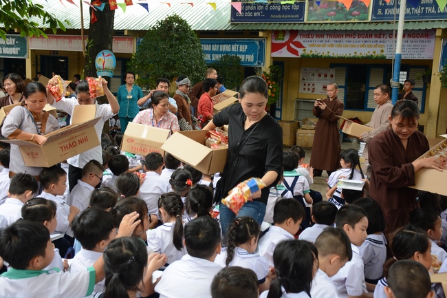 Giving gift portions to pupils on the occasion of Mid-Autumn Festiva