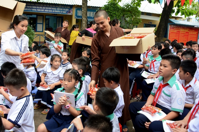 Giving gift portions to pupils on the occasion of Mid-Autumn Festiva