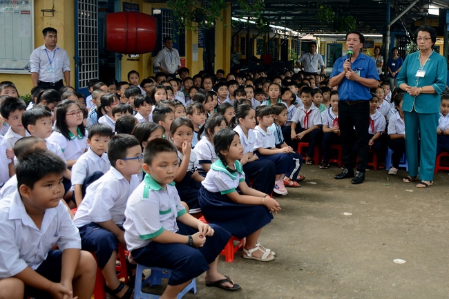 Giving gift portions to pupils on the occasion of Mid-Autumn Festiva