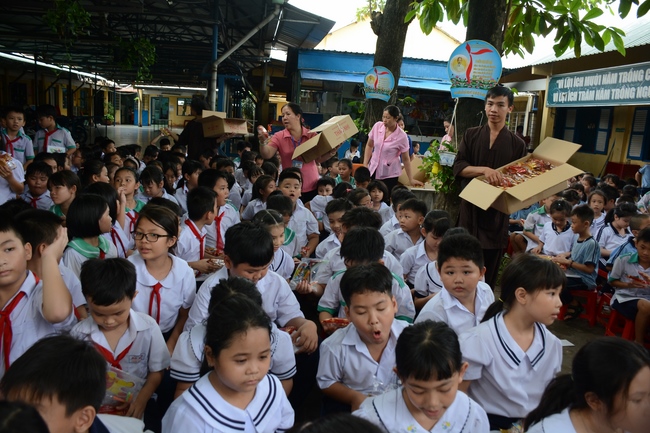 Giving gift portions to pupils on the occasion of Mid-Autumn Festiva