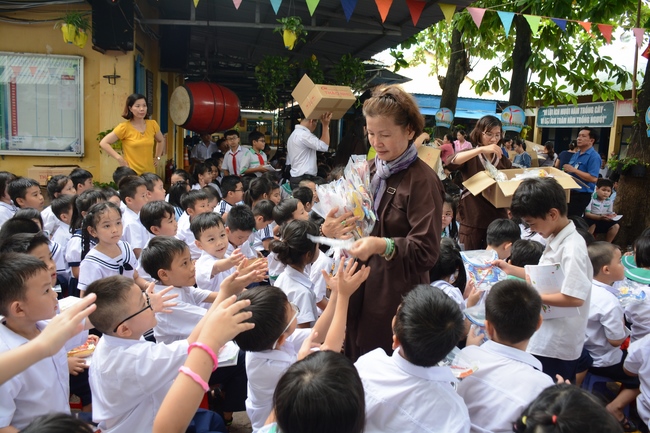 Giving gift portions to pupils on the occasion of Mid-Autumn Festiva