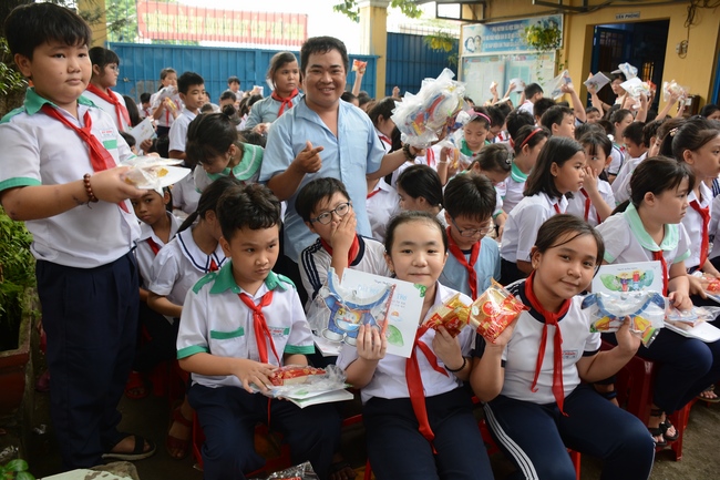 Giving gift portions to pupils on the occasion of Mid-Autumn Festiva