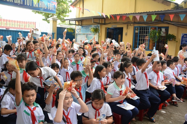 Giving gift portions to pupils on the occasion of Mid-Autumn Festiva