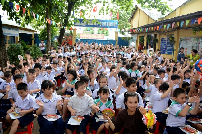 Giving gift portions to pupils on the occasion of Mid-Autumn Festiva