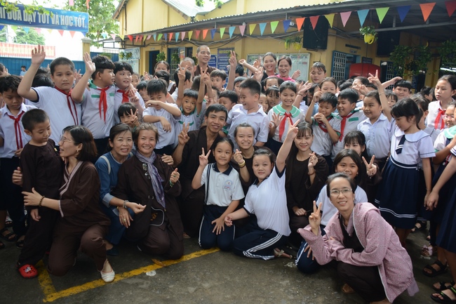 Giving gift portions to pupils on the occasion of Mid-Autumn Festiva