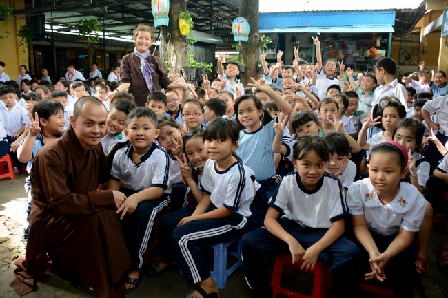 Giving gift portions to pupils on the occasion of Mid-Autumn Festiva