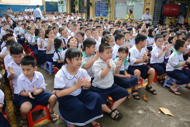 Giving gift portions to pupils on the occasion of Mid-Autumn Festiva