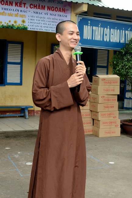 Giving gift portions to pupils on the occasion of Mid-Autumn Festiva