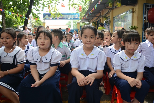 Giving gift portions to pupils on the occasion of Mid-Autumn Festiva