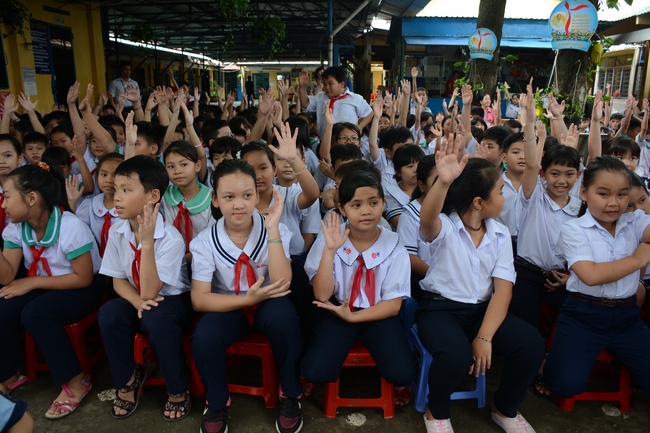 Giving gift portions to pupils on the occasion of Mid-Autumn Festiva