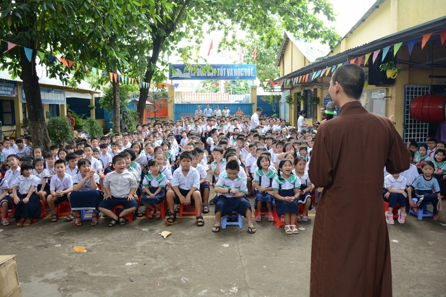 Giving gift portions to pupils on the occasion of Mid-Autumn Festiva