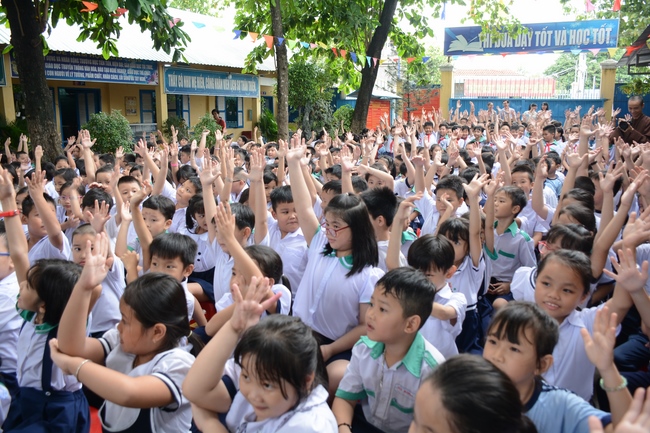 Giving gift portions to pupils on the occasion of Mid-Autumn Festiva