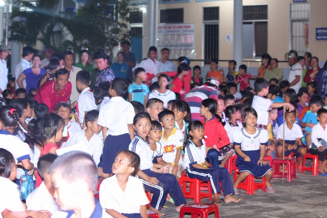 Giving gifts on Mid-Autumn Festival in Hau Giang and An Giang