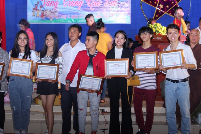 Giving gifts on Mid-Autumn Festival in Hau Giang and An Giang