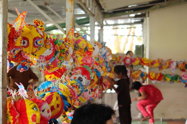Giving gifts on Mid-Autumn Festival in Hau Giang and An Giang
