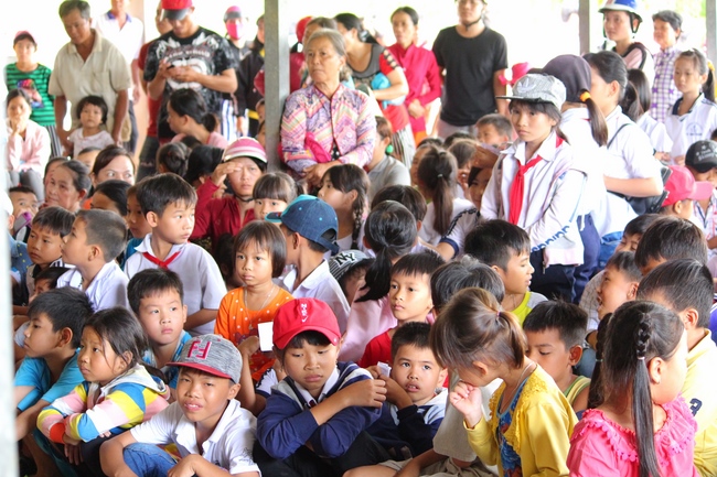 Giving gifts on Mid-Autumn Festival in Hau Giang and An Giang