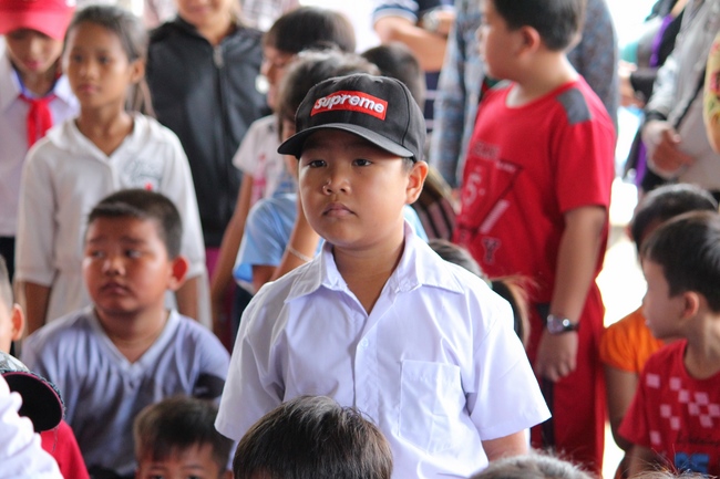 Giving gifts on Mid-Autumn Festival in Hau Giang and An Giang