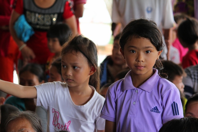 Giving gifts on Mid-Autumn Festival in Hau Giang and An Giang