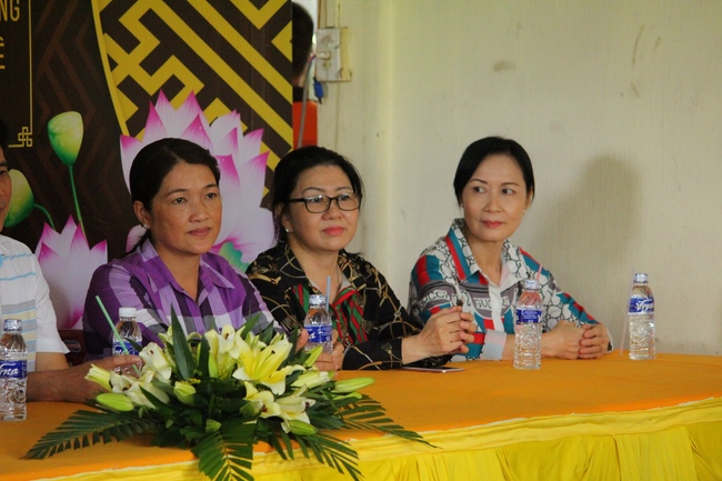 Giving gifts on Mid-Autumn Festival in Hau Giang and An Giang