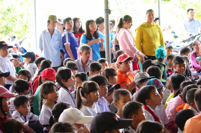 Giving gifts on Mid-Autumn Festival in Hau Giang and An Giang