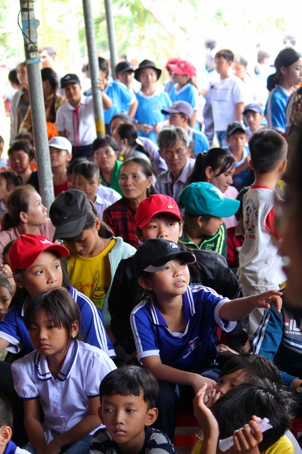 Giving gifts on Mid-Autumn Festival in Hau Giang and An Giang