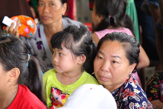 Giving gifts on Mid-Autumn Festival in Hau Giang and An Giang
