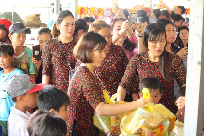 Giving gifts on Mid-Autumn Festival in Hau Giang and An Giang
