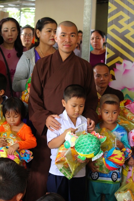 Giving gifts on Mid-Autumn Festival in Hau Giang and An Giang