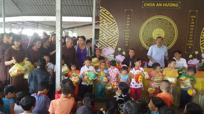 Giving gifts on Mid-Autumn Festival in Hau Giang and An Giang