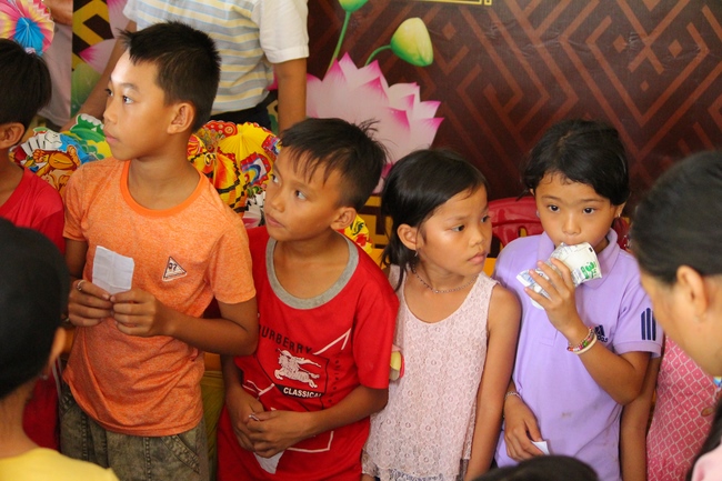 Giving gifts on Mid-Autumn Festival in Hau Giang and An Giang