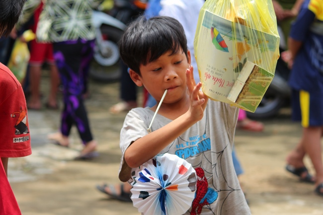 Giving gifts on Mid-Autumn Festival in Hau Giang and An Giang