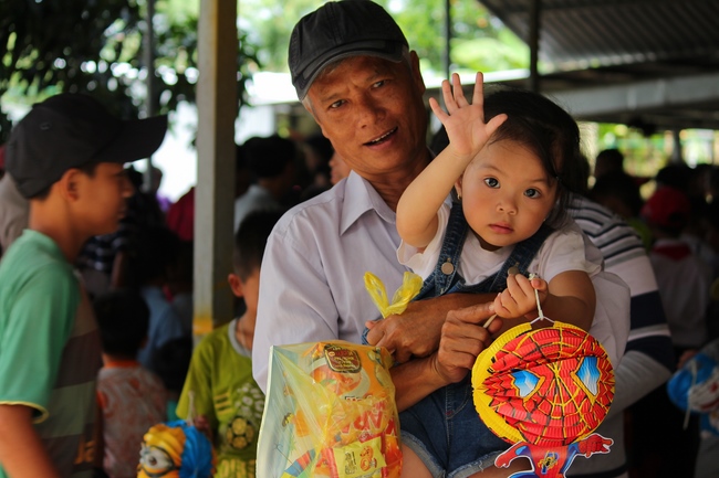 Giving gifts on Mid-Autumn Festival in Hau Giang and An Giang